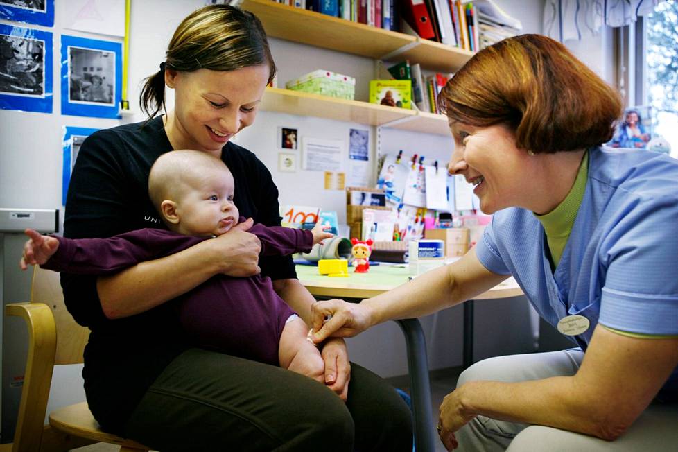 Sirpa Tuominen toi tyttärensä Sara Nykäsen terveydenhoitaja Patricia Siljaman rokotettavaksi Herttoniemen neuvolaan vuonna 2008.