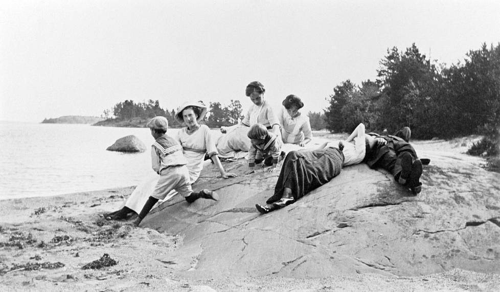 Kesänviettäjiä Kallahden rannalla vuonna 1912. Vasemmalta Frank Greuling, Maud Greuling, Anna Edelman, Olav Karsten ja Wally Karsten. 