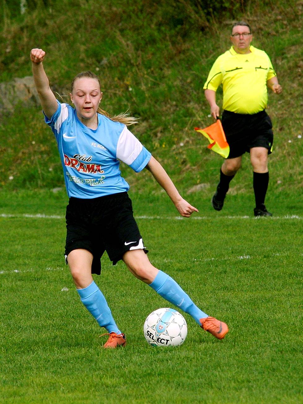 Tuuli Jauhola pelasi juniorivuotensa Ilveksessä ja viimeiset lukiovuotensa TPV:ssä. Urheilulukion jälkeen pelit jatkuivat Ruotsissa. Kuvassa hän pelaa kesällä 2013 FC Nokian paidassa.