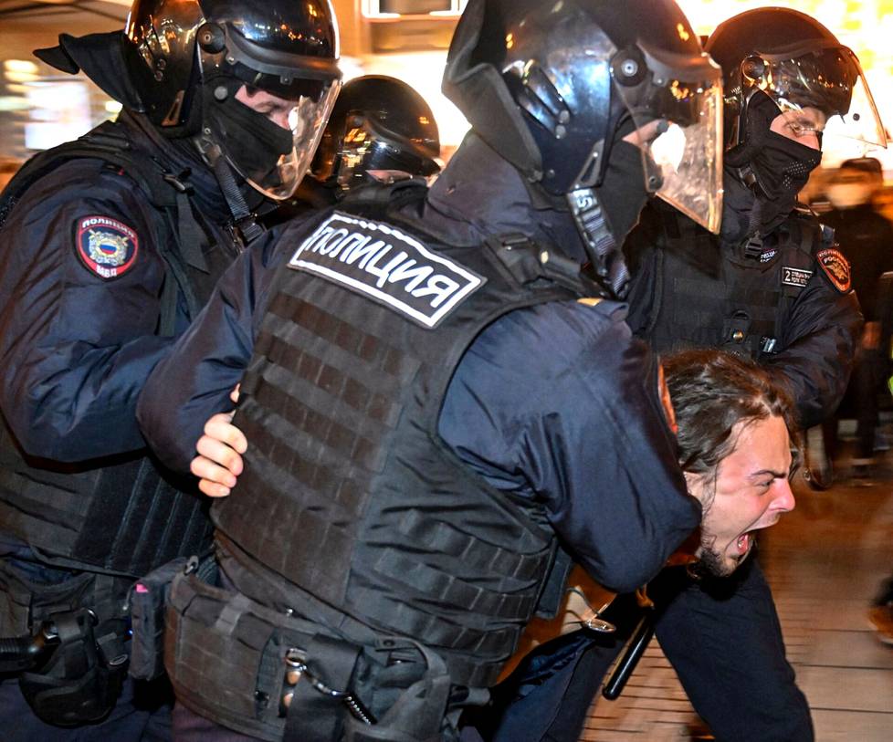 Poliisit ja liikekannallepanoa vastustaneet mielenosoittajat ottivat yhteen Moskovassa keskiviikkona.