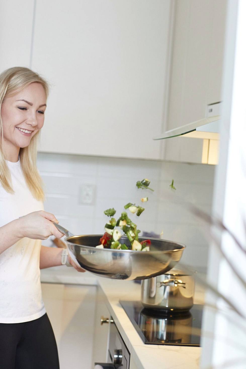 Emma Kimiläinen kokkaa vauhdikkaasti uudessa keittiössään.