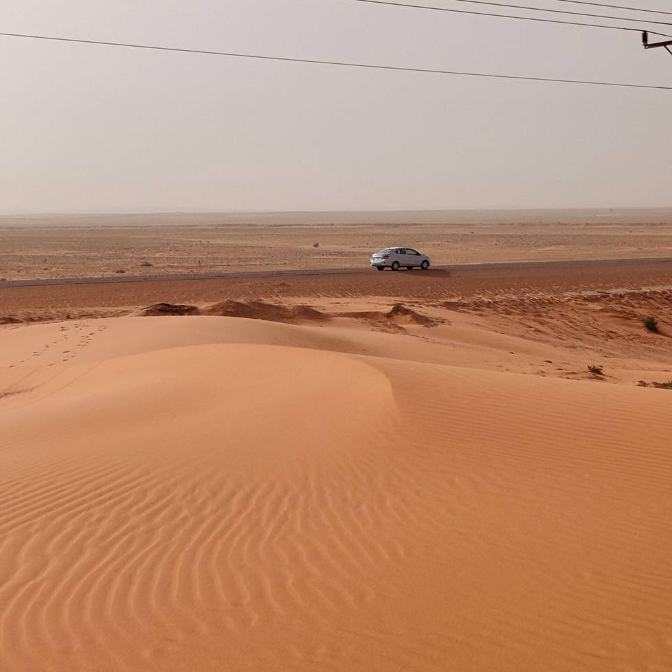 Reitti Riadista pohjoiseen halkoo laajoja hiekkatasankoja. Välillä voi pysäyttää auton ja pitää tauon dyynillä.