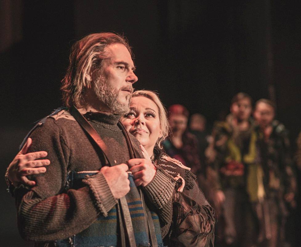 Viimeiset kiusaukset -oopperassa merkittävässä osassa on Paavon (Petri Lindroos) ja Riitan (Johanna Rusanen-Kartano) vaikea suhde. 