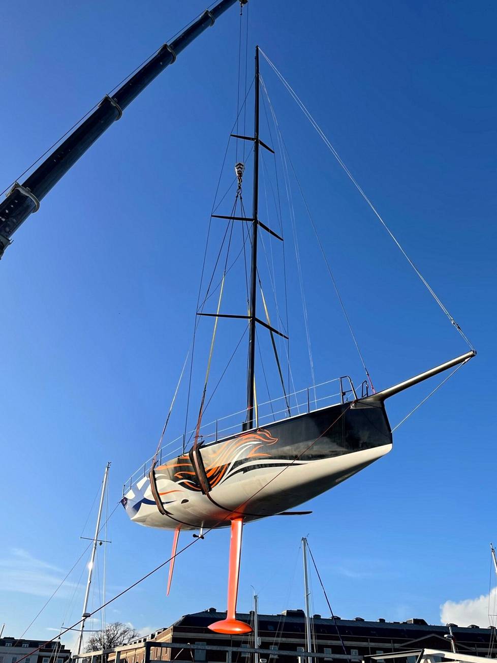 Tulikettu-purjevene palaa mittavien korjausten jälkeen alkuperäisessä asussaan valtamerille. Vene laskettiin uudestaan vesille keskiviikkona Gosportissa Englannissa.