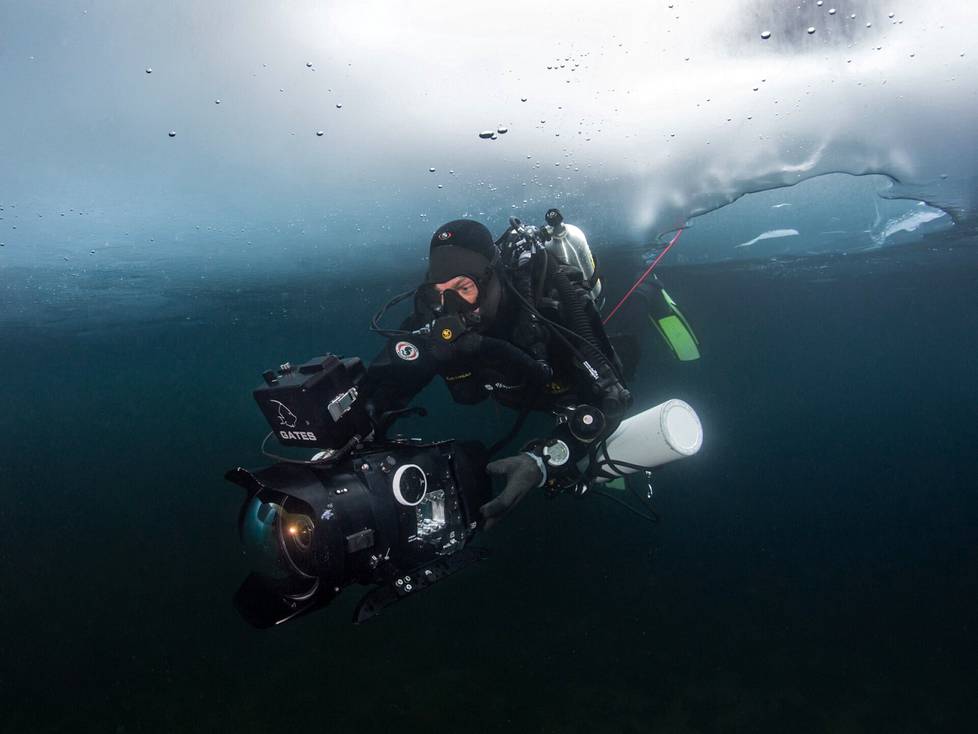 Teemu Liakka on aina haaveillut ryhävalaiden kuvaamisesta. Tunturin tarinassa tuo unelma toteutui, sillä elokuvaa kuvattiin myös Norjan rannikolla. Vaativissa vedenalaiskuvauksissa Liakan mukana on aina isompi sukellusryhmä varmistamassa turvallisuutta.