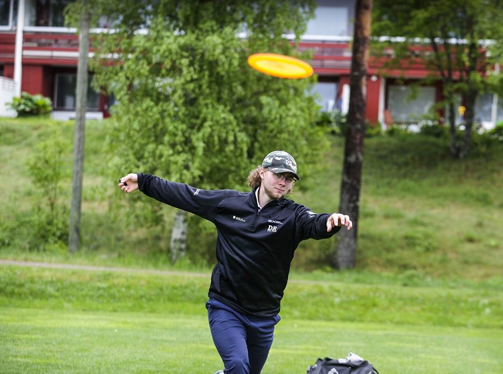 Kristian Kuoksan kädestä frisbee lähtee helpon näköisesti.