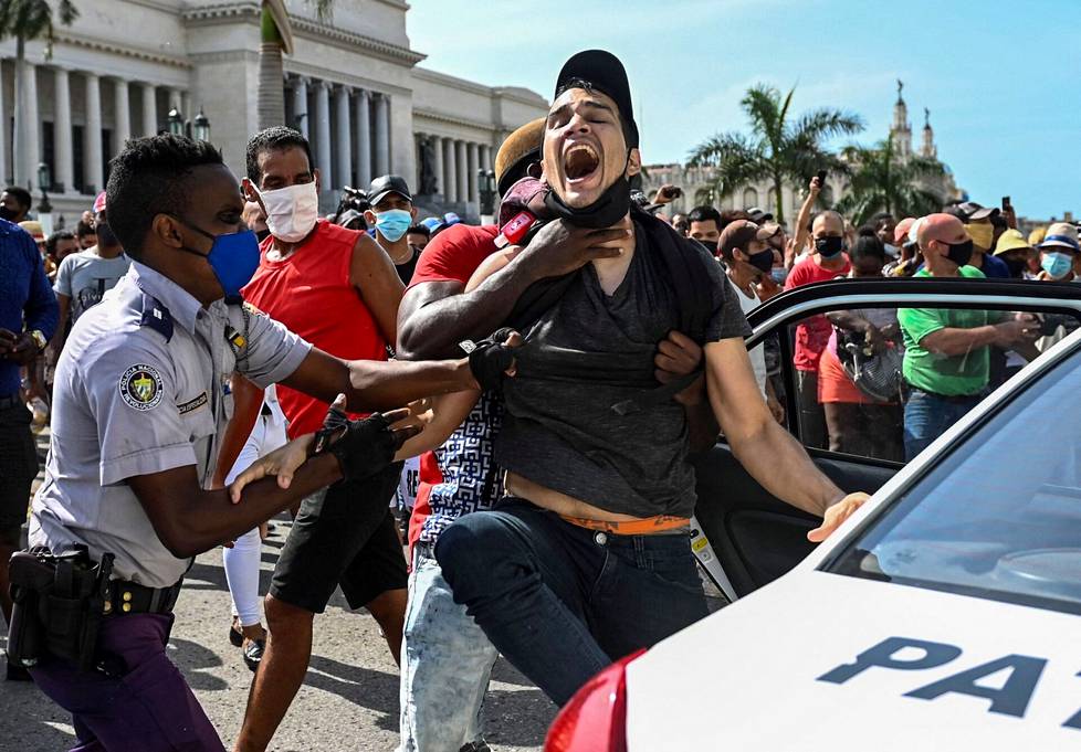 11. heinäkuuta. Mies pidätettiin presidentti Miguel Diaz-Canelin hallituksen vastaisissa mielenosoituksissa Havannassa. Tuhannet kuubalaiset osallistuivat mielenosoituksiin.