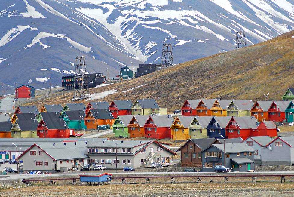 Meren rannalla sijaitseva Longyearbyen on Huippuvuorten suurin asutuskeskus.