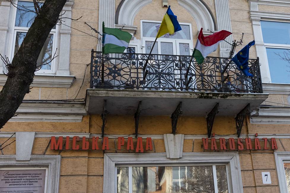Beregszászin kaupungintalolla liehuu toistaiseksi myös Unkarin lippu. Lakimuutosten takia se saattaa joutua väistymään.