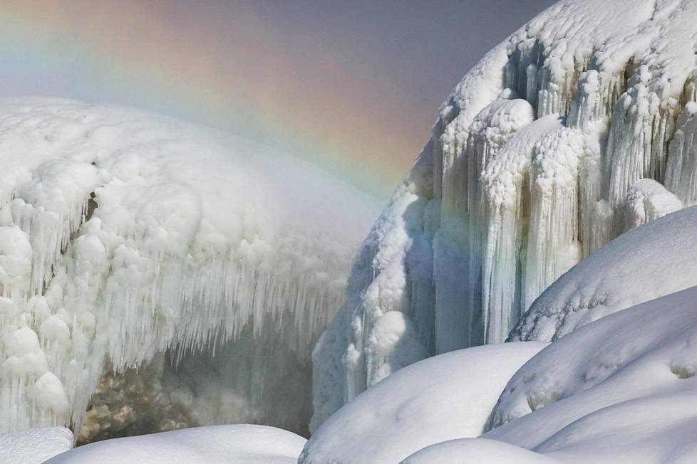 Talven pakkaset ovat saaneet Niagaran putoukset osittain jäätymään.