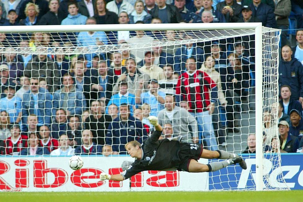 Jussi Jääskeläinen töissä ottelussa Manchester Cityä vastaan 2003.