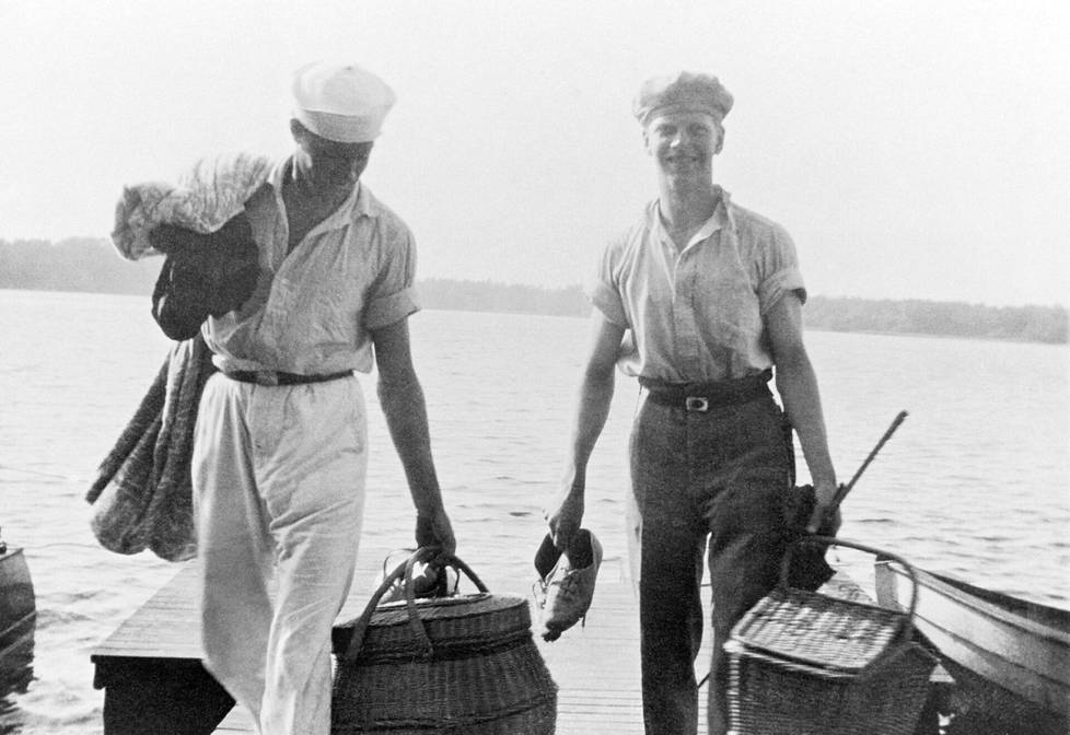 Two men returning from an excursion to the beach of GM von Essen's villa, Udde, in Kallahti in 1929.