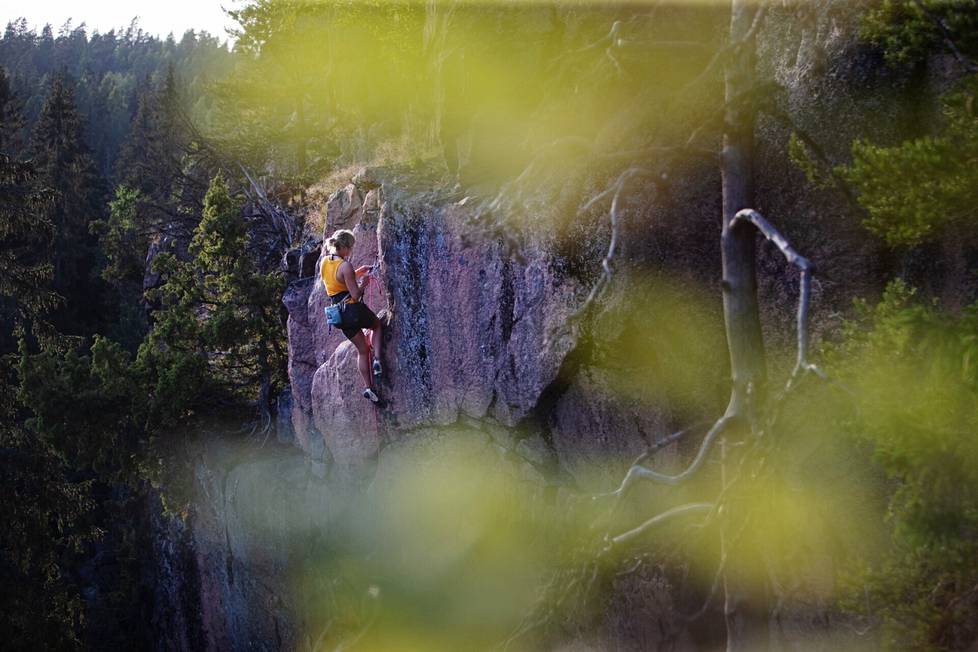 Anna Liina Laitinen kiipeilee mielellään Kirkkonummen ja Siuntion rajalla sijaitsevalla Falkbergetin kalliolla.