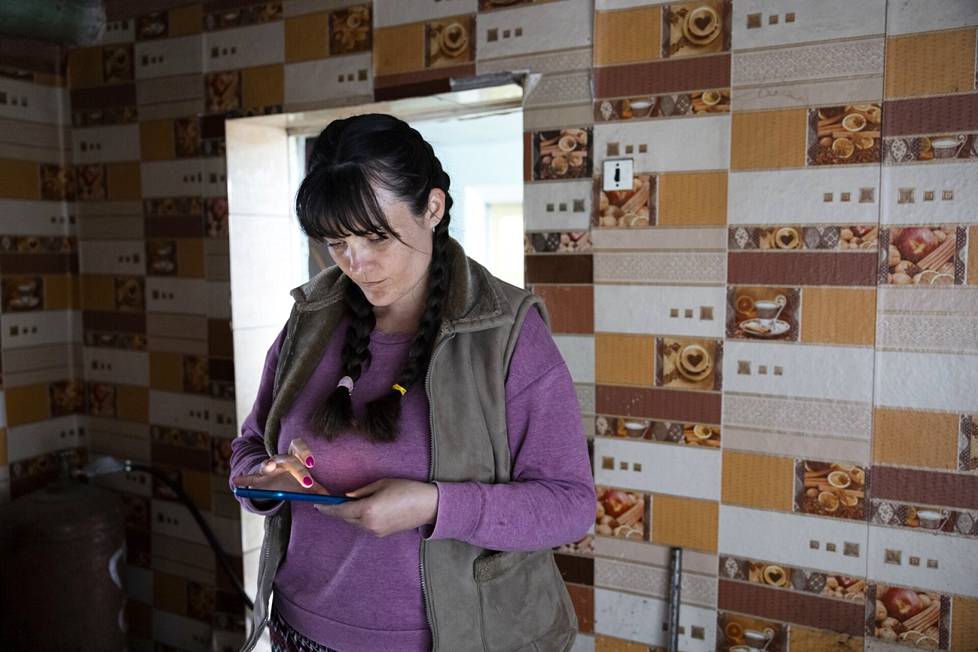 Alina Jevpak-Talan on ottanut miehensä kuvat pois perheen kodin seinältä. Kuvien katsominen on vaikeaa. 