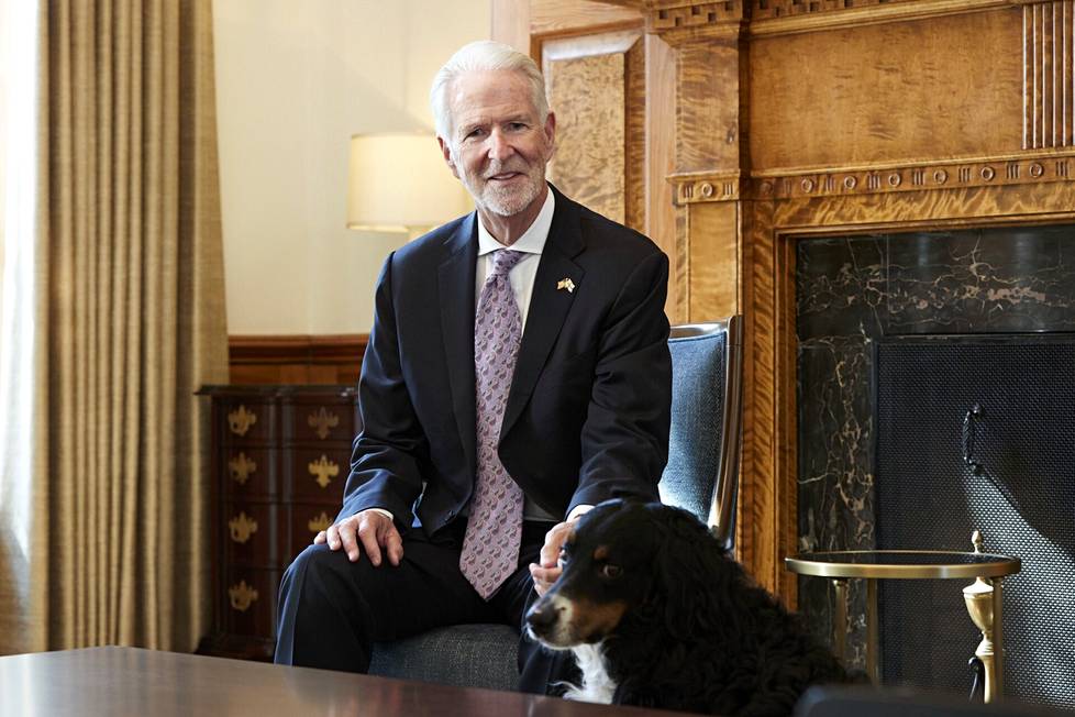 Douglas Hickey aloitti Yhdysvaltain Suomen-suurlähettiläänä toukokuun ensimmäisellä viikolla. Suurlähettilään perheeseen kuuluu myös Bruno-koira.