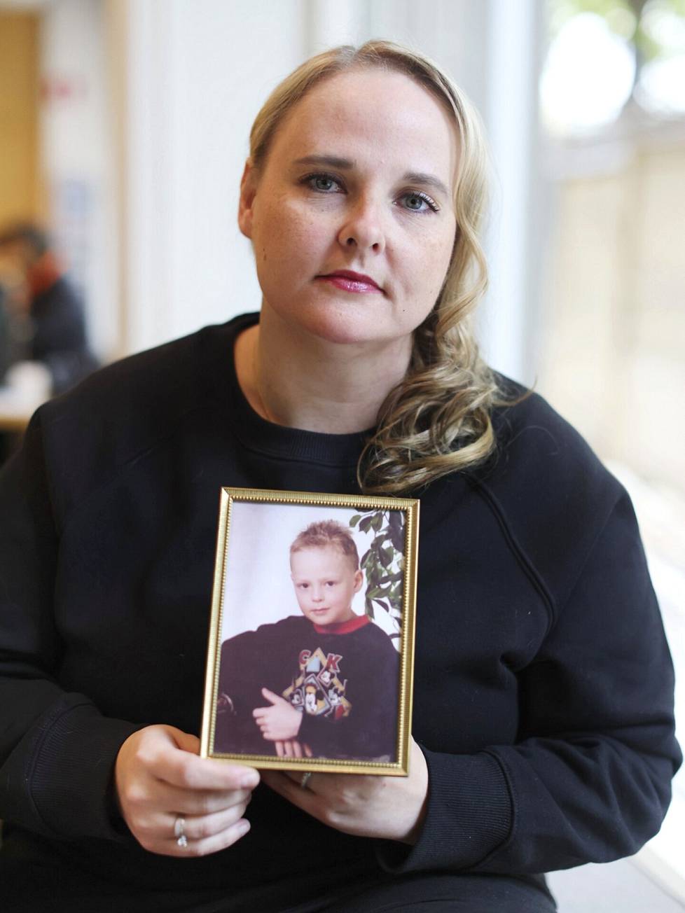 Heidi Rantala pitelee veljensä Kaj’n kuvaa. Pikkuveli kuoli Rantalan ollessa lapsi. Hän jäi surunsa kanssa täysin ilman tukea – ja niin käy monelle lapselle.