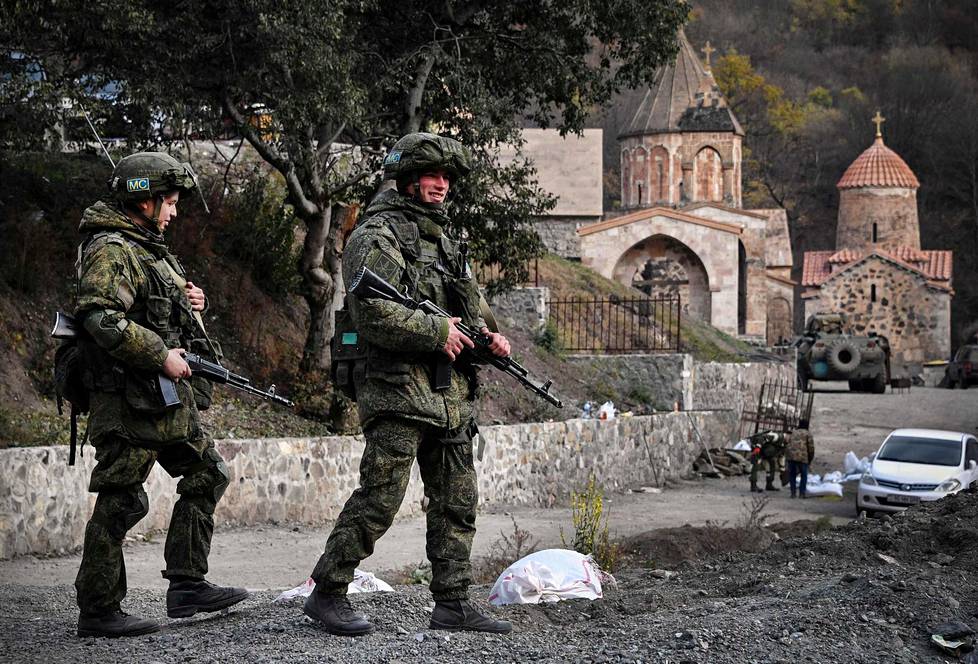 Venäläisiä rauhanturvaajia alueella, joka siirtyi Vuoristo-Karabahin tulitaukosopimuksessa Azerbaidžanin hallintaan. Moni pitää siirtoa nöyryytyksenä Venäjälle.