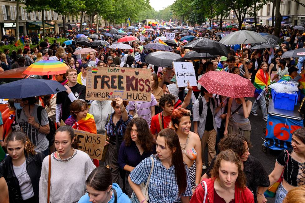 Ranskan pääkaupungissa Pride-kulkue keräsi tuhansittain osallistujia.