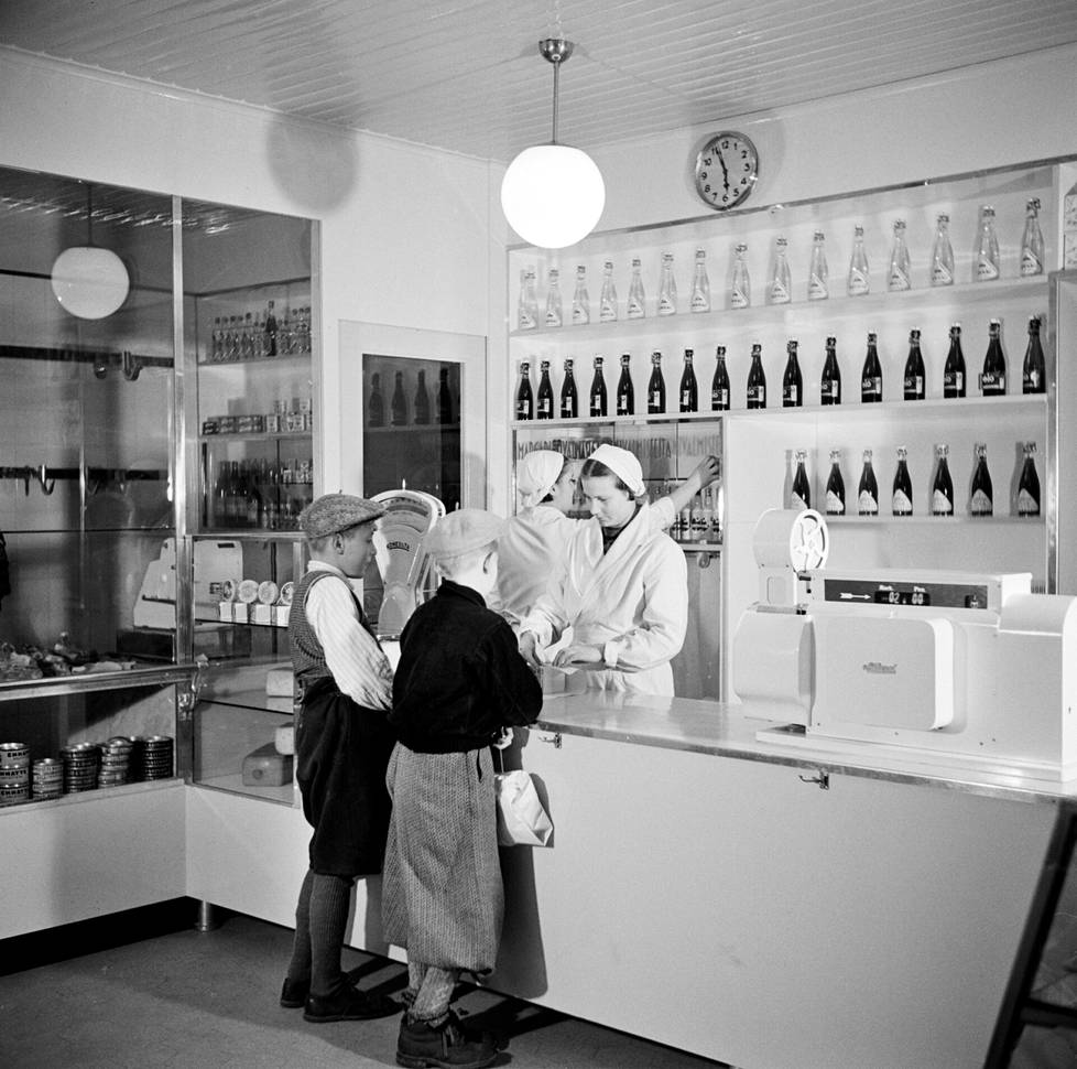 Pojat ostoksilla Elannon ruokakaupassa 1950-luvulla.