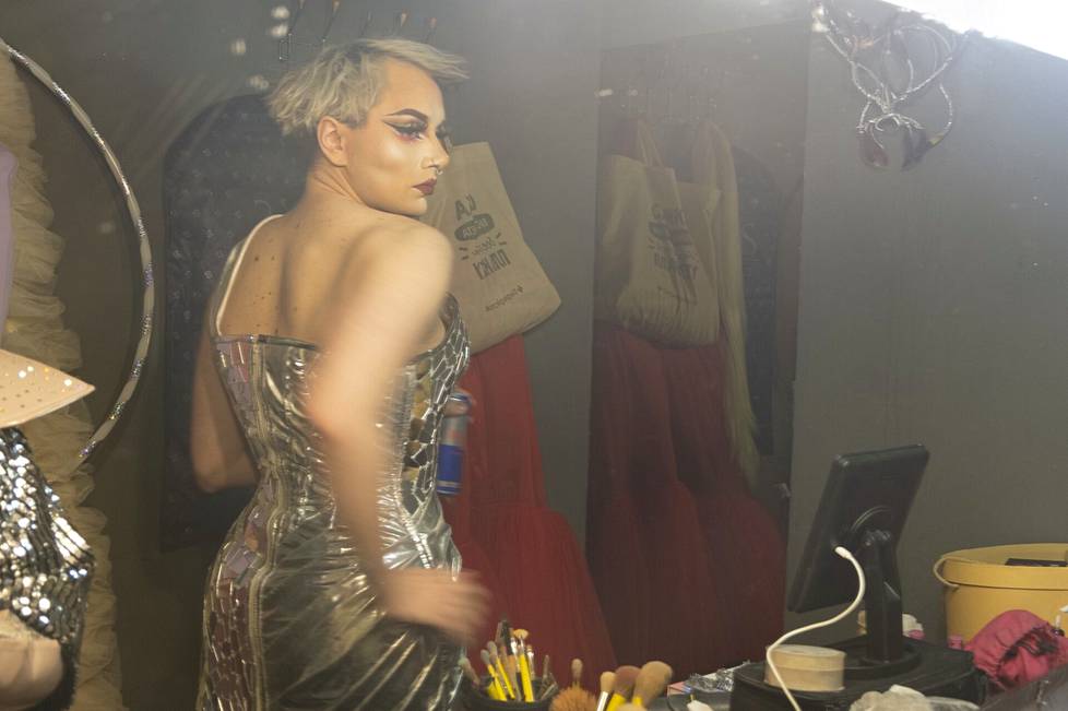 Moskovalainen Ilja Mirov on drag queen Nicky Jamm. Hän valmistautui sunnuntai-iltana, Venäjän kansallispäivänä 12. kesäkuuta Pride-kuukautta juhlivaan show’hun yökerhon takahuoneessa.