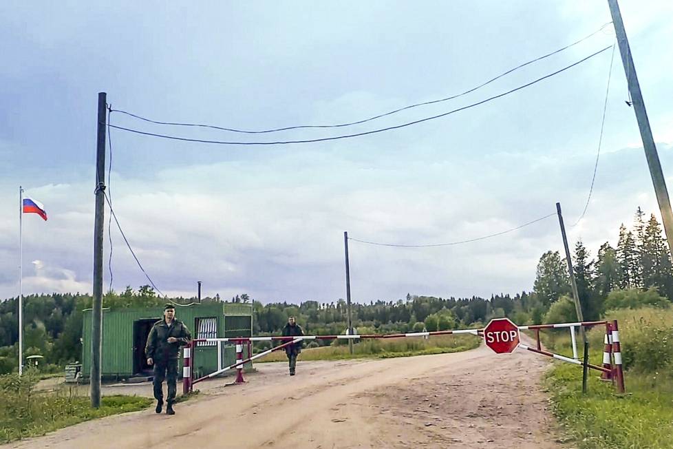 Rajavyöhykkeen tarkastuspiste Hiitolan ja Rintalan välisellä tiellä. Suomen rajalle on tästä noin 15 kilometriä, mutta ylityspaikkoja ei näillä seuduilla ole. Tästä eteenpäin tietä voivat jatkaa vain paikalliset asukkaat ja ne, joilla on erityislupa liikkumiseen. 