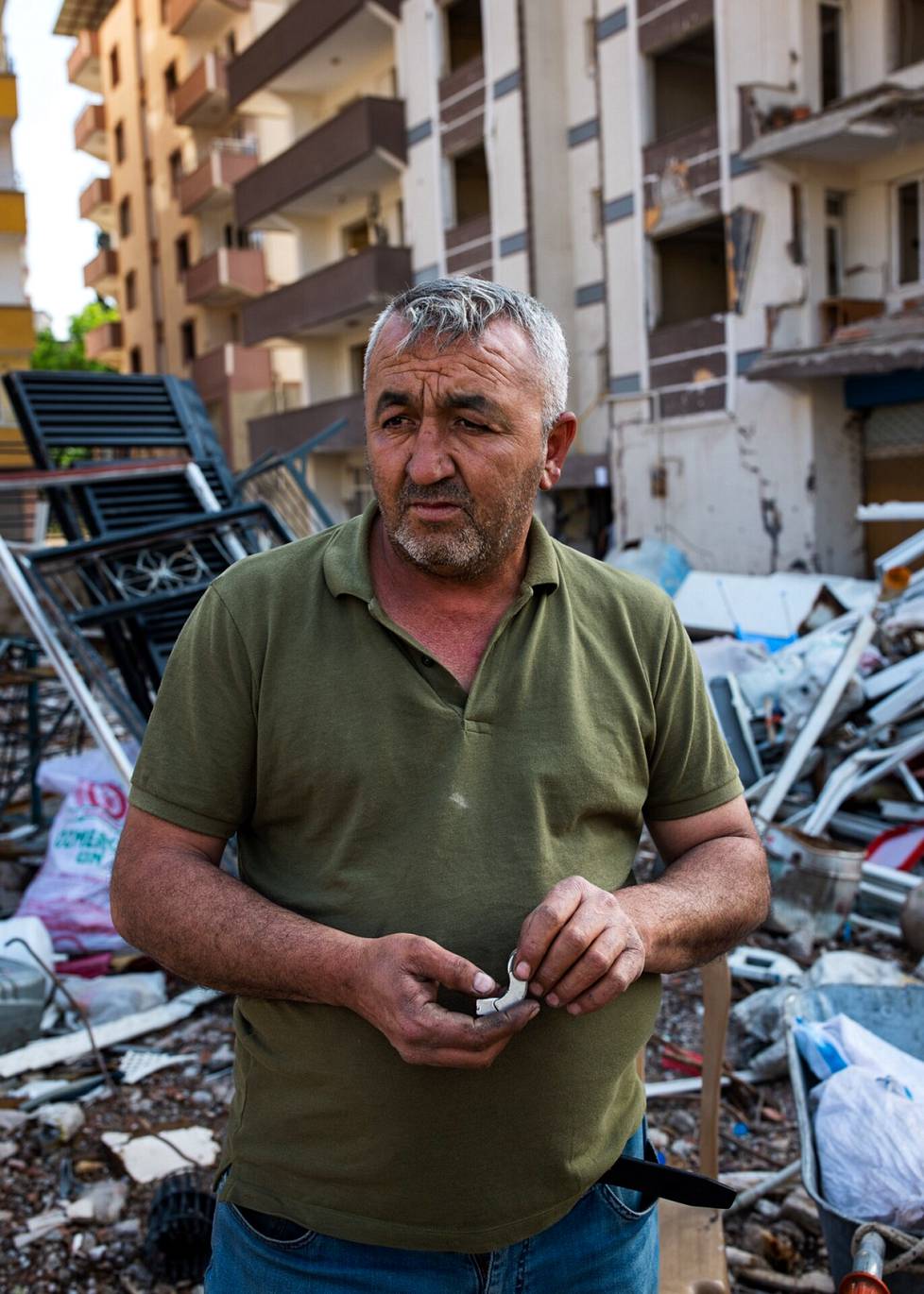 Ramazan Taş seisoo asuinkelvottoman kotitalonsa edustalla İslahiyen kaupungissa. 