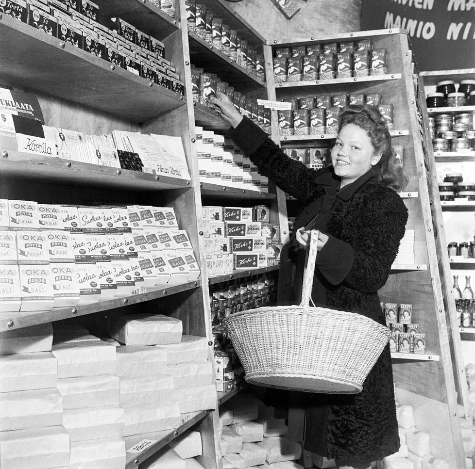 Nainen ostoksilla itsepalvelumyymälässä vuonna 1948.