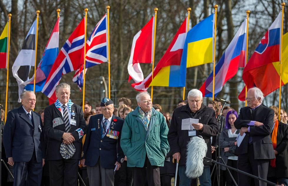 Ukrainalainen Boris Romantšenko (toinen oik.) ja muita Buchenwaldin keskitysleiriltä selvinneitä muistotilaisuudessa leirin muistomerkillä vuonna 2015. 