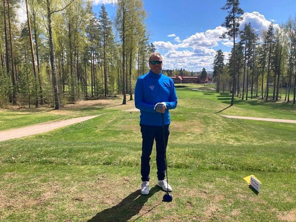Janne Ojanen harrastaa vapaa-aikanaan golfia, jota hän pelaa 7:n tasoituksella. Taustalla Vanajanlinnan golfklubi Hämeenlinnassa.
