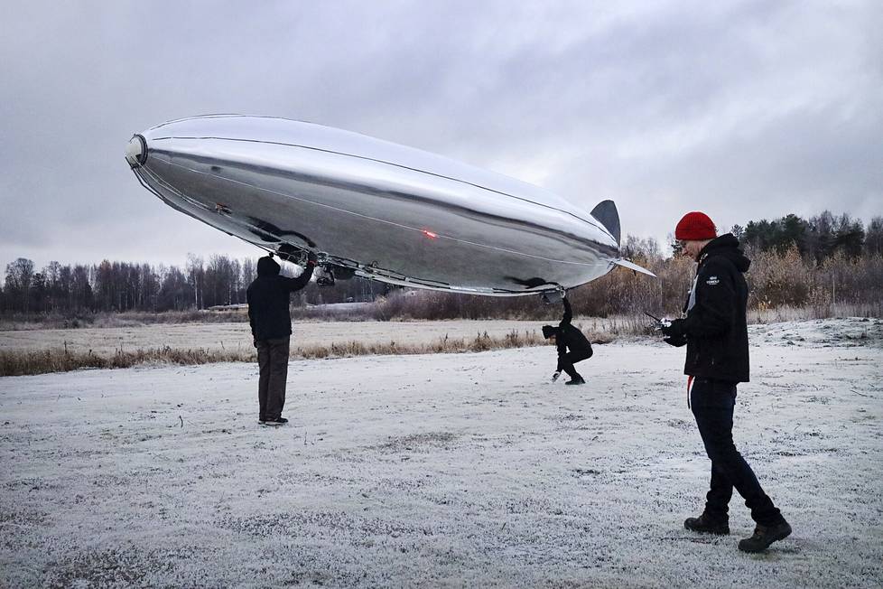 Behind the Kelluu company's factory is a square where the staff can fly an airship. 