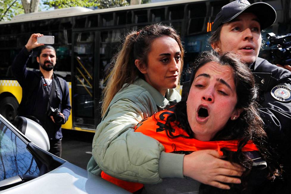 Poliisit ottivat kiinni mielenosoittajan Istanbulissa Taksimin aukiolla järjestetyssä protestissa.