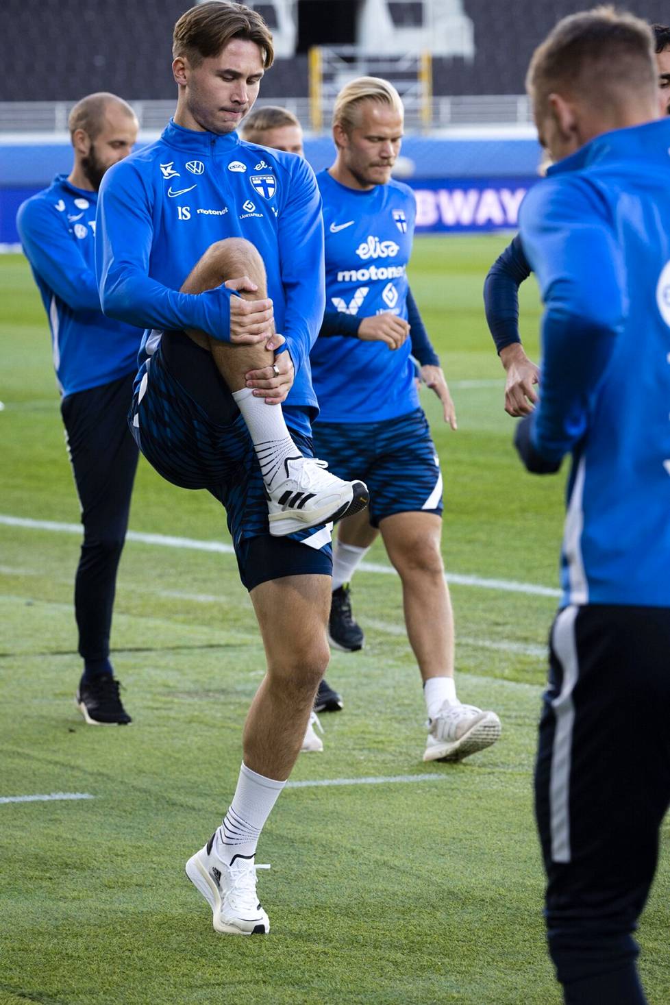 Miro Tenho maajoukkueen harjoituksissa päivää ennen Romania-ottelua.