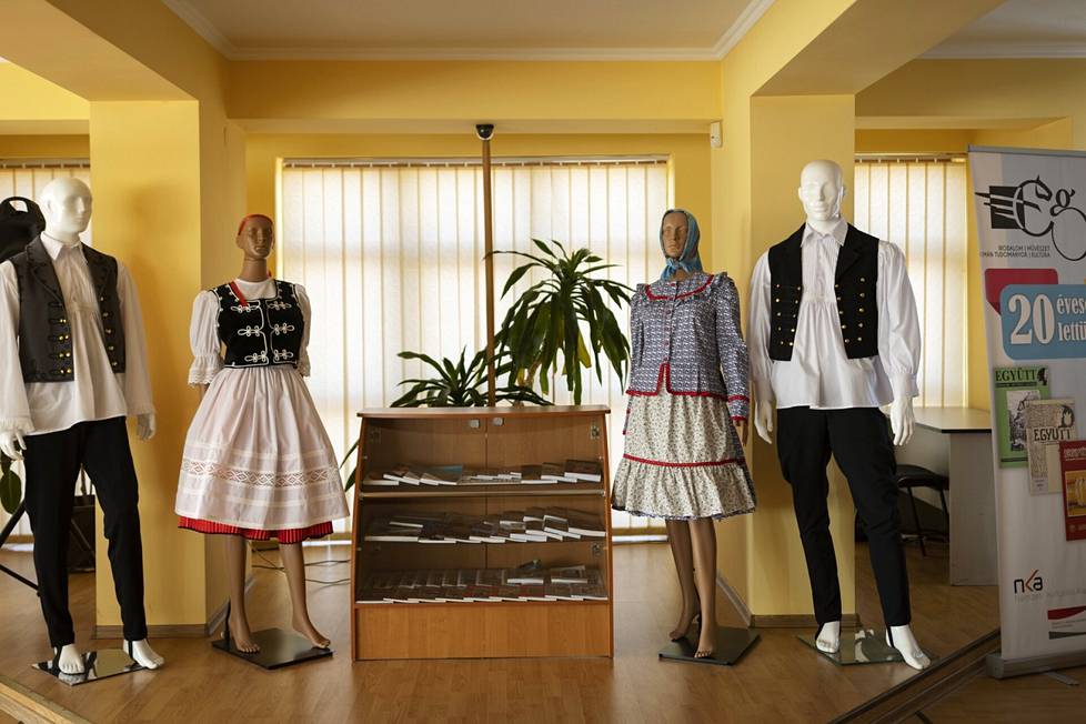 Taka-Karpatian unkarilaisessa kulttuuri-instituutissa esitellään alueen kansallispukuja.