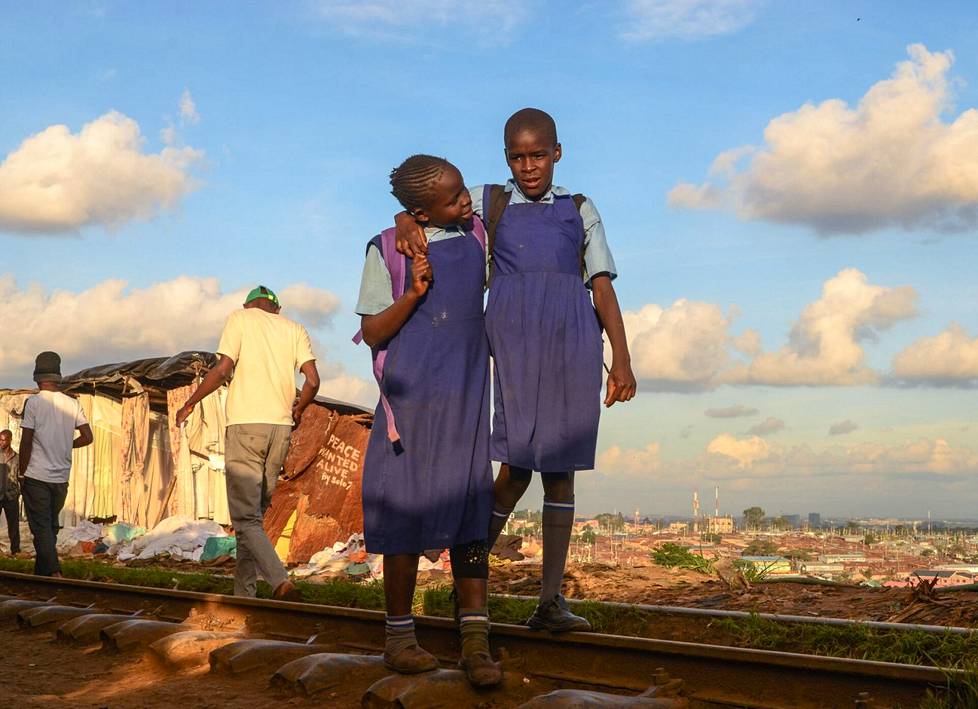 Tytöt palasivat koulusta Kiberan slummissa Nairobissa 2018. Tyttöjen kouluttaminen on yksi väestönkasvun hallitsemisen tärkeimmistä keinoista.