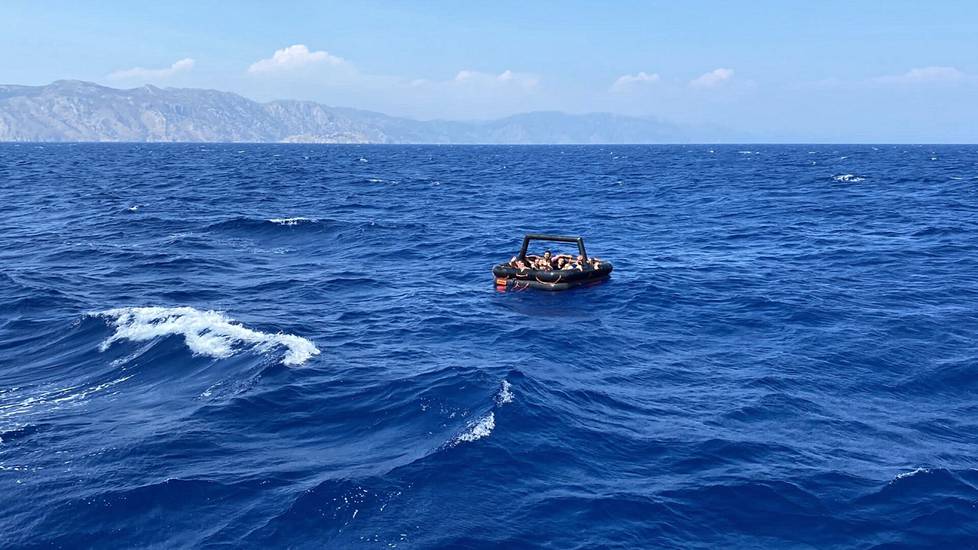Turkin rannikkovartioston kuvassa näkyy Egeanmerellä ajelehtiva kumilautta, jolle Kreikan viranomaiset pakottivat seitsemäntoista syyrialaista siirtolaista. Heidän joukossaan olivat Nada ja Reem.