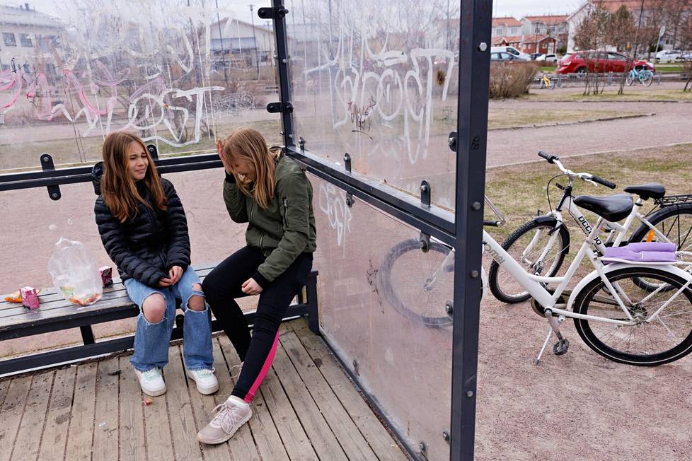 11-vuotiaat Emma (vas.) ja Alisa Puurtinen käyvät lähes päivittäin eväsretkellä ulkokuntosalilla koulupäivän jälkeen.