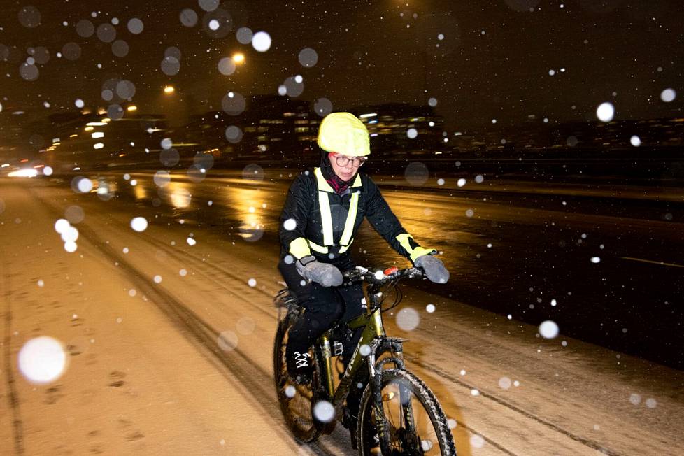 Helsinkiläinen Kristiina Ahovuori haluaa ajaa työmatkansa pyörällä läpi vuoden. Kuvassa hän ajaa Lauttasaaren sillalla.
