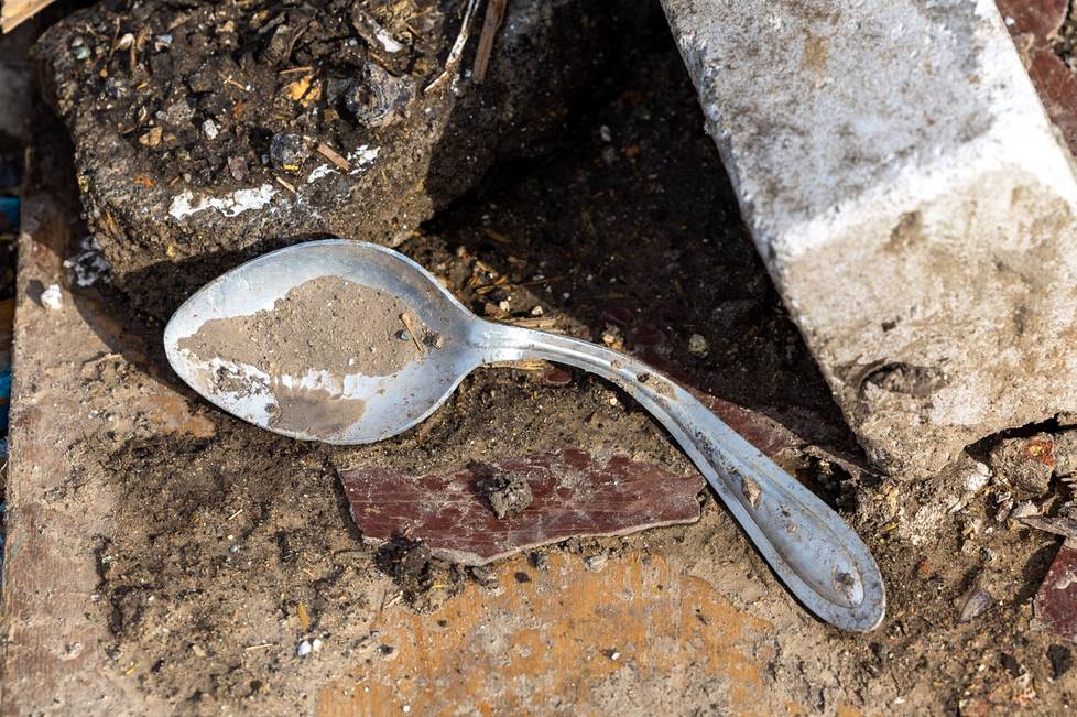 The explosion of the huge missile shattered the walls and twisted the spoons into a bend. 