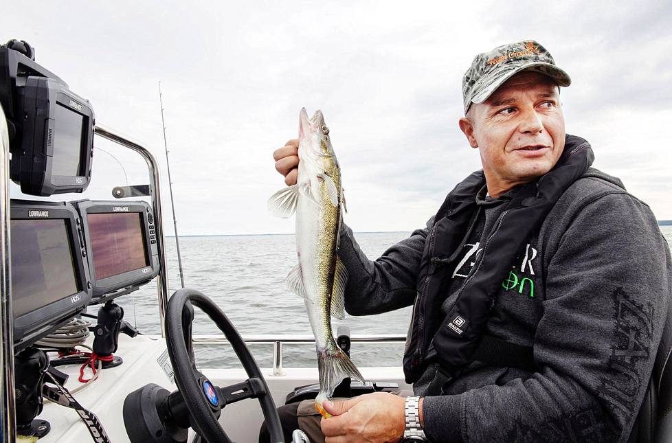 Stipo Lipovac sai Hjälmaren-järvestä kuhan kaikuluotaimien ja jigin avulla. Tämä kala pääsi kuitenkin takaisin kasvamaan.