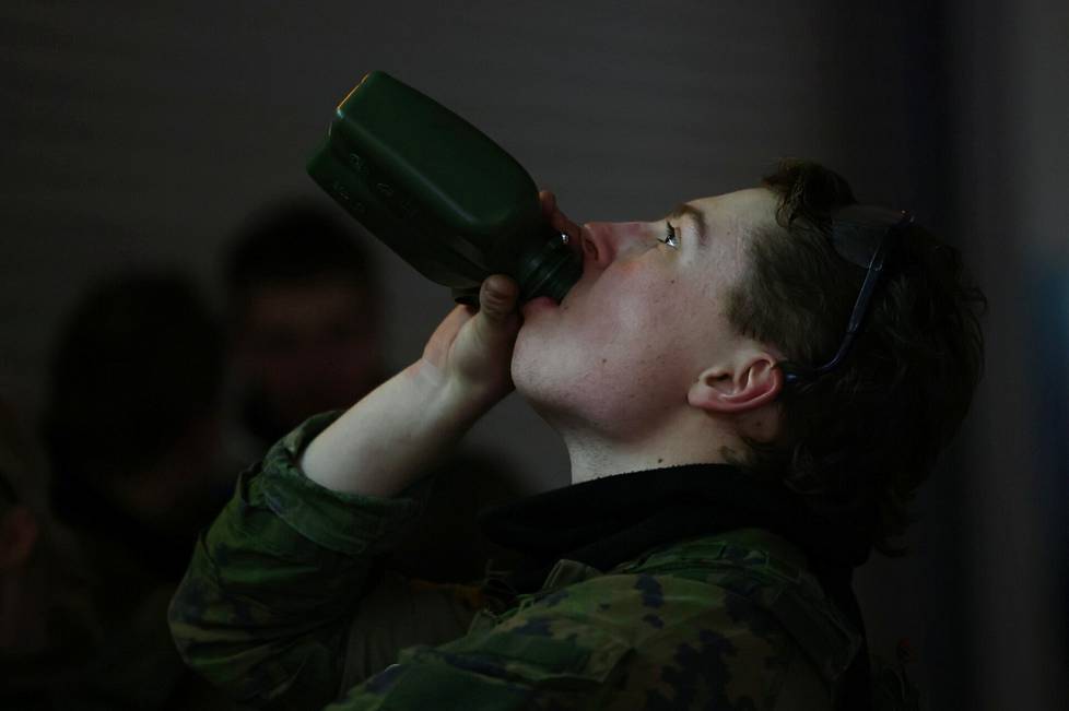 Manu Vanhanen drinks water between exercises.