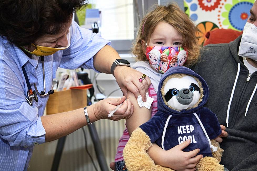 Daniela Kasparek rokotti maanantaina Wienissä viisivuotiaan Marien koronavirustautia vastaan.