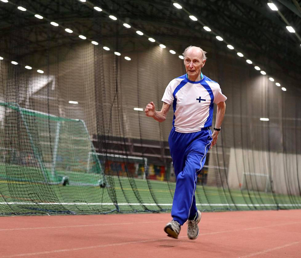 95-vuotiaiden 60 metrin juoksun maailmanennätys 14,09 on porilaisen Pekka Penttilän nimissä. Kuntoaan hän ylläpitää harjoittelemalla Porin Karhuhallissa.