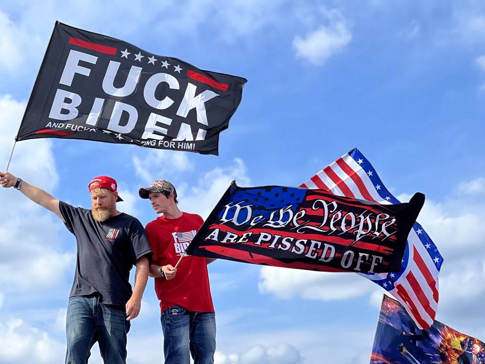 Trumpin kannattajat heiluttivat lippuja Wilkes-Barressa lauantaina. Areenalle päästäkseen oli jonotettava ulkona useita tunteja. 