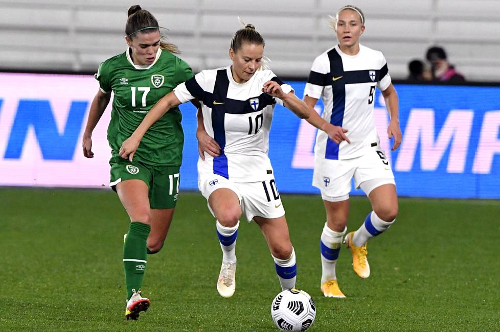 Jamie Finn of Ireland (left) tried to clear the ball from Emmi Alanen of Helmareiden (center).  Emma Koivisto followed the situation in the Women's World Cup qualifier in Helsinki-Finland on October 26 at the Helsinki Olympic Stadium.