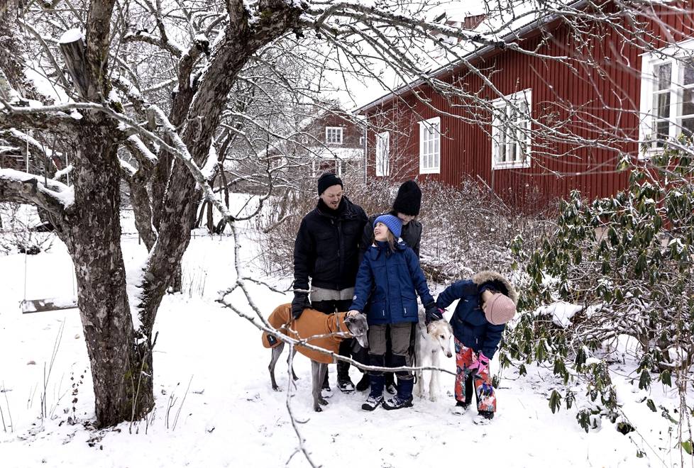 Nelli Palomäki, Juhana Moisander ja lapset Susi ja Ylva rakastavat Fagerkullaa. Syitä viihtymiseen ovat luonto, kulttuurimyönteisyys, kyläkoulu, monipuolinen työväenopisto ja lyhyt matka Helsinkiin.