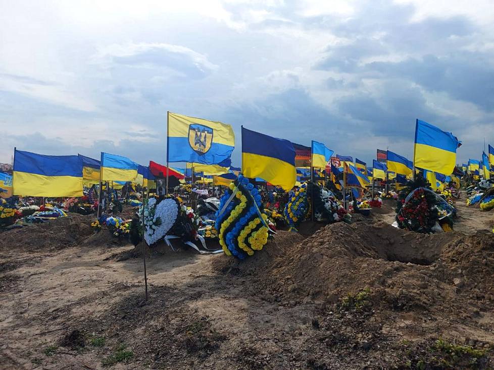 Sankarien kuja kaupungin hautausmaalla. Jokaisella haudalla on Ukrainan lippu.