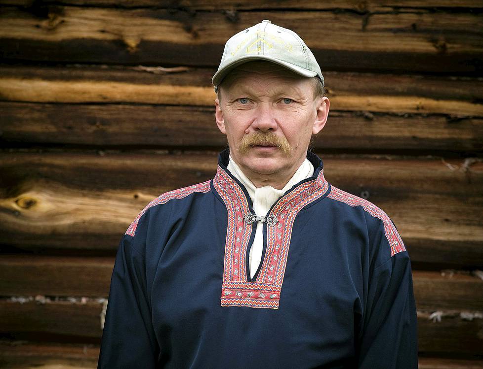 Pekka Fofanoff kuvattuna kotonaan Nitsijärven rannalla Näätämön koltta-alueella