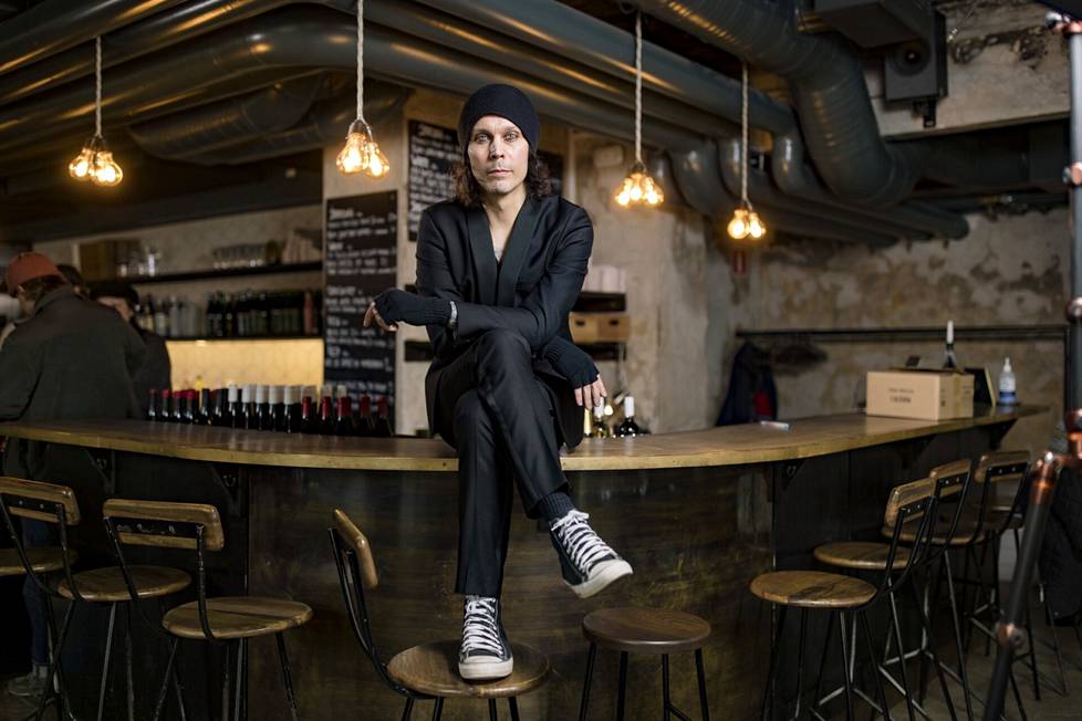 Ville Valo istuu Helsingin Eirassa ravintolan baaritiskillä huhtikuussa 2022.