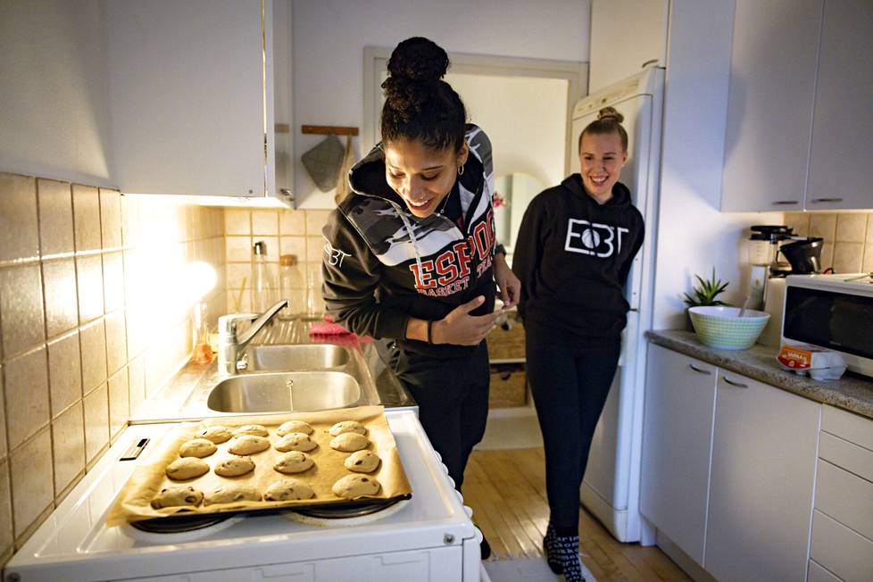 Sierra Moore (vas.) ja Lotta Hämäläinen leipoivat suklaakeksejä joulukuun alkupäivien kotiotteluun.