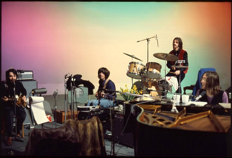 The Beatles Twickenhamin studiolla tammikuun alkupuolella 1969. Värit ovat nyt heleämmät Peter Jacksonin dokumenttisarjaan tehdyn restaurointityön myötä.
